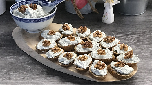 Pomazánka z nivy: Stačí 4 ingredience a jednohubky ani nestačíte mazat