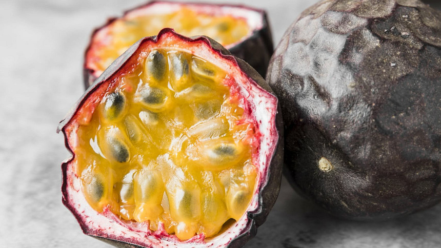 Jak jíst mučenku jedlou? Na pohled nenápadná popelka, ale uvnitř osvěžující lahůdka