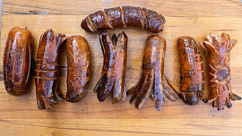 Jak nařezat špekáčky? Ukážeme vám 8 fíglů, díky kterým budou dokonale propečené