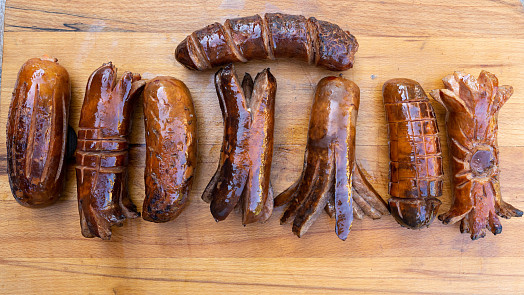 Jak nařezat špekáčky? Ukážeme vám 8 fíglů, díky kterým budou dokonale propečené