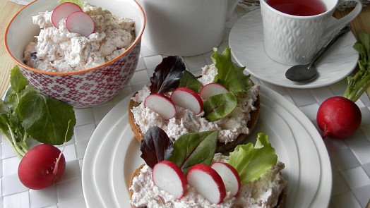 Tvarohovo-ředkvičková pomazánka: Připravte chutnou klasiku doplněnou o jarní bylinky