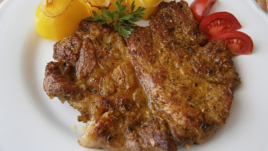 Jak upéct dokonale šťavnatou kotletu? Jednoduchý postup krok za krokem