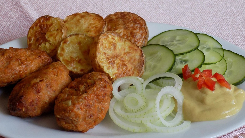 Čevapčiči z horkovzdušné fritézy: Připravte rychlý oběd bez zbytečného tuku navíc