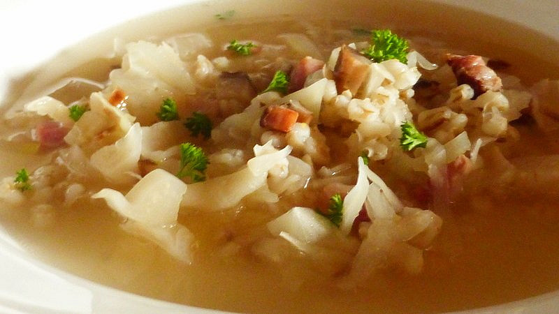 Krkonošská zelňačka s krupkami: Vydatná polévka vás krásně zasytí