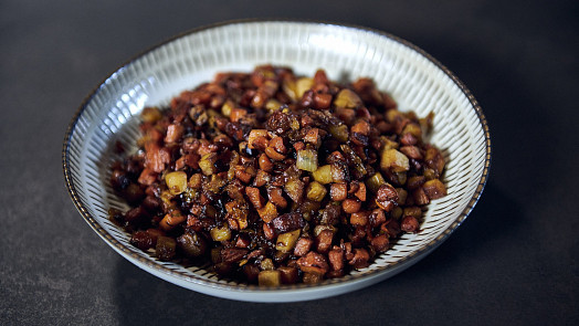 Chcete vařit omáčky jako profík? Začněte poctivým základem s kuchařem Petrem Hajným