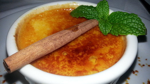 Jak flambovat bez flambovací pistole? U Crème brûlée si poradíme velmi jednoduše