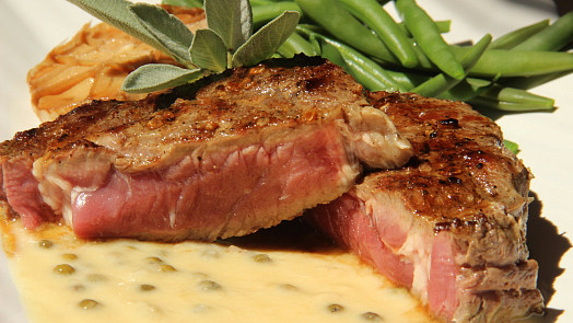 Jak na dokonalý steak doma? 6 snadných kroků od výběru masa až po jeho odpočinek