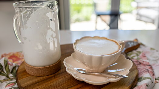Napěněné mléko z french pressu: Jednoduchý trik pro cappuccino jako z kavárny