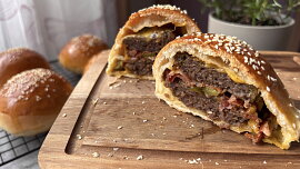Utajený burger v bulce: Šťavnaté překvapení, které se objeví hned po rozkrojení