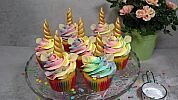 Chcete oslnit děti na oslavě? Udělejte úžasný duhový krém na oblíbené cupcaky