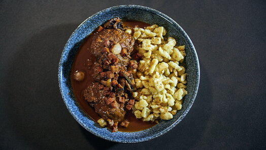 Dokonalá vepřová líčka na víně podle Petra Hajného: Maso, které se rozpadá na jazyku