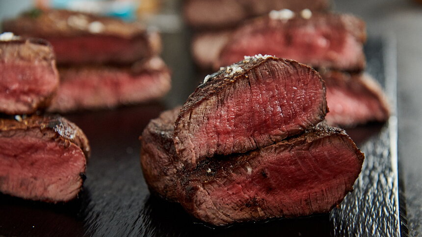 Jaké maso vybrat na steak? Luxusní pokrm nemusí stát majlant. Poradíme, co zvolit