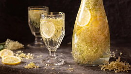 Zapomeňte na přeslazené nápoje z obchodu: Domácí bylinná limonáda chutná lépe