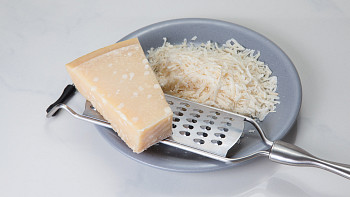 Sýr parmazán strouhaný