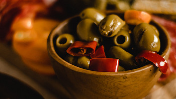 Olivy s paprickou