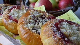 Jablka mají v kuchyni široké využití, od moučníků a sladkých jídel přes kombinace s masem po různé saláty