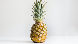 Jak poznat správně zralý ananas a jak ho snadno naporcovat. Oblíbenou cizokrajnou pochoutku oceníme i v naší kuchyni