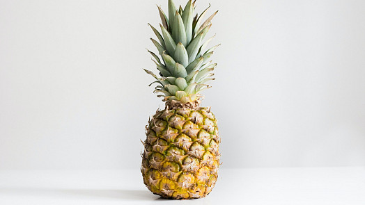 Jak poznat správně zralý ananas a jak ho snadno naporcovat. Oblíbenou cizokrajnou pochoutku oceníme i v naší kuchyni