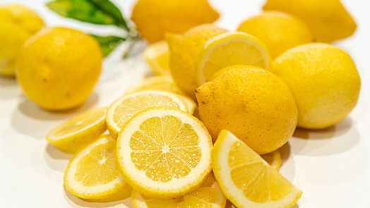 Pestré využití citrónů v kuchyni. Od polevy až po citrónovou šťávu