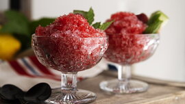 Jahodový sorbet je geniální spojení ovocné šťávy a cukru. Je jako stvořený pro léto