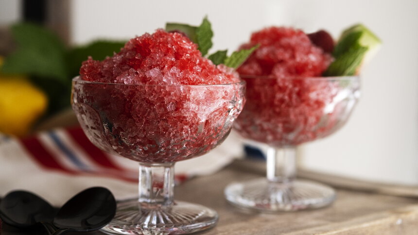 Jahodový sorbet je geniální spojení ovocné šťávy a cukru. Je jako stvořený pro léto