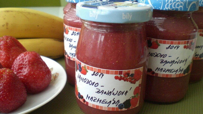 Sladká vzpomínka na léto ve skleničce: Jahodová marmeláda s banány vám učaruje