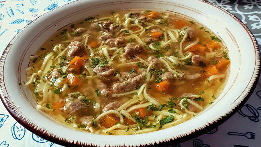 Uvařte tmavý vývar plný umami chuti. Tajemství spočívá v překvapivé surovině