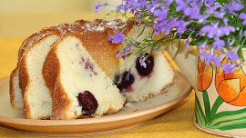 Jak připravit dokonale vláčnou máslovou bábovku s třešněmi? Recept krok za krokem
