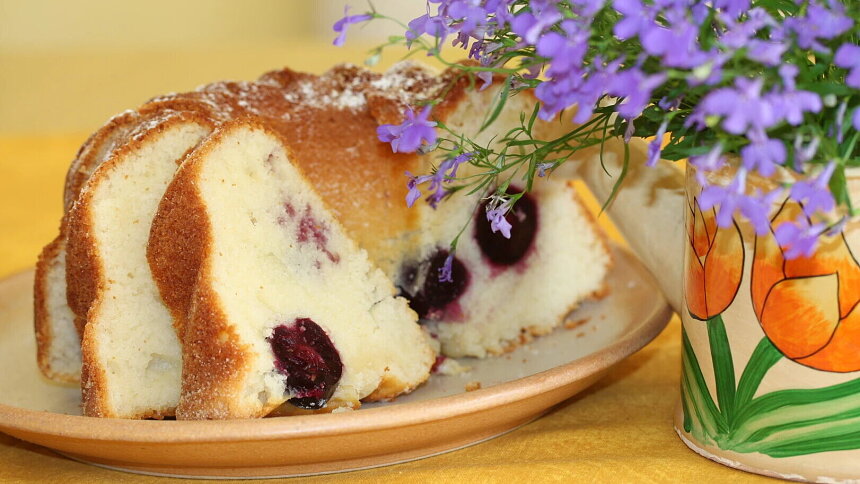 Jak připravit dokonale vláčnou máslovou bábovku s třešněmi? Recept krok za krokem