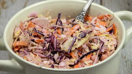 Salát Coleslaw: Svěží a křupavá příloha se hodí nejen ke grilovanému masu a sýrům