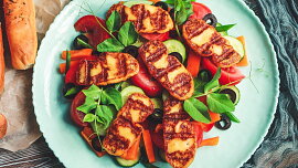Sýr halloumi na grilu: Během tepelné úpravy drží tvar a za 6 minut máte hotovo