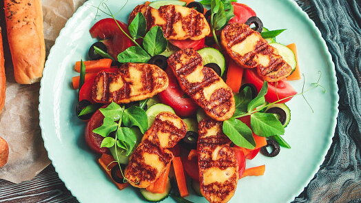 Sýr halloumi na grilu: Během tepelné úpravy drží tvar a za 6 minut máte hotovo