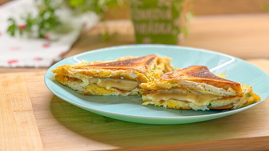 Rychlá snídaně z toastového chleba: Trojúhelníky v omeletě se sýrem vám rozzáří ráno