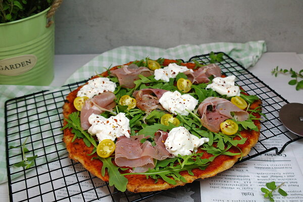 Alternativní pizza (např. tortilla, s cottage sýrem...)