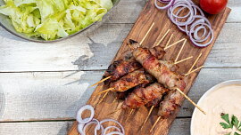 Šťavnatý kebab z mletého masa: Zkuste tyto neodolatelné válečky obalené ve slanině