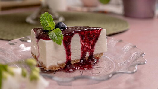 Nepečený cheesecake s borůvkami: Video poradí, jak na dezert s ovocnou omáčkou