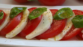 Salát Caprese s rajčaty a mozzarellou zvládnete do 10 minut. Je výtečný jako předkrm