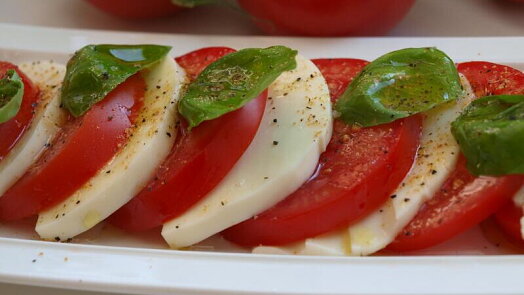 Salát Caprese s rajčaty a mozzarellou zvládnete do 10 minut. Je výtečný jako předkrm