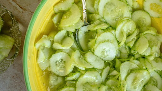 Okurkový salát podle ČSN: Přesným poměrem docílíte dokonalé octové zálivky