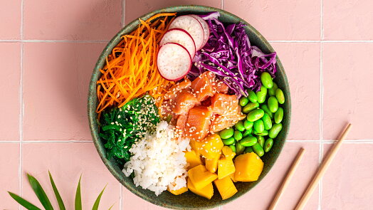 Poke bowl: Tradiční pokrm havajských rybářů se šíří po světě rychlostí blesku