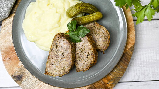 Zapomeňte na strouhanku: Řeznický trik na sekanou, která se při krájení nerozpadá