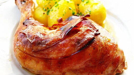 Pečené kuře s dokonale křupavou kůžičkou: Pomůže prášek do pečiva a pár triků