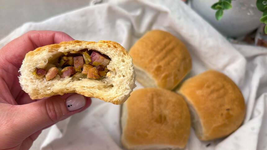 Honzovy kynuté buchty naslano: Sytá a voňavá svačina plná uzeného masa, slaniny a pórku
