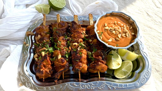 Kuřecí satay s arašídovou omáčkou připravíte snadno na grilu i v horkovzdušné fritéze