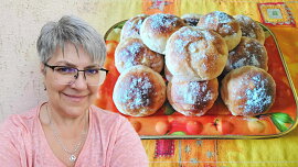 Jablečné bochánky z kynutého těsta. Na babiččin rodinný recept nelze zapomenout