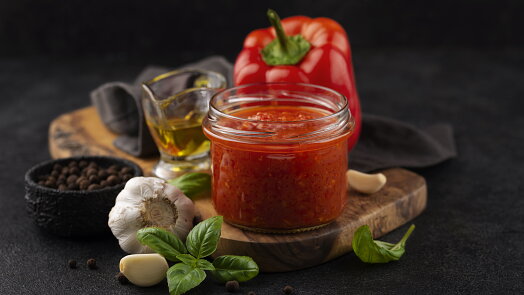 Tradiční balkánský ajvar z červených paprik skvěle dochutí topinky i omáčky