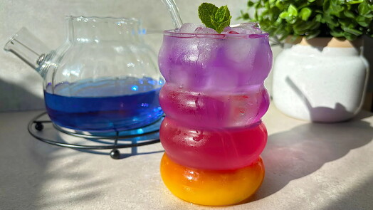 Blue butterfly tea mění barvu přímo před očima: S mangem a maracujou krásně osvěží