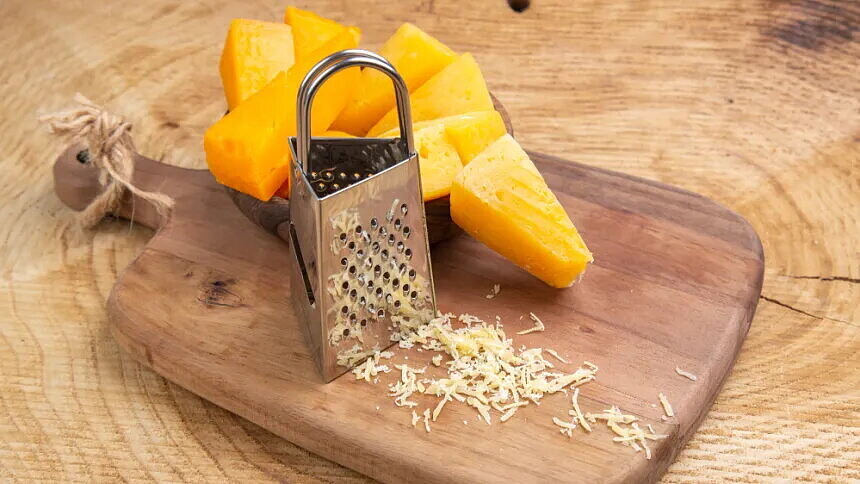 Pichlavá strana struhadla není zbytečná: Hodí se na parmezán, koření i citrusy