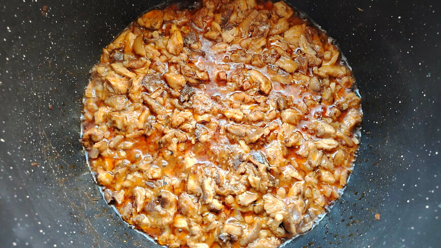 Voňavý houbový guláš. Jednoduchý a levný recept na lenivé vaření v remosce