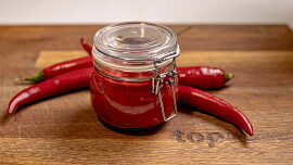 Domácí chilli pasta ve stylu sambalu oelek oživí asijská jídla i pálivé marinády